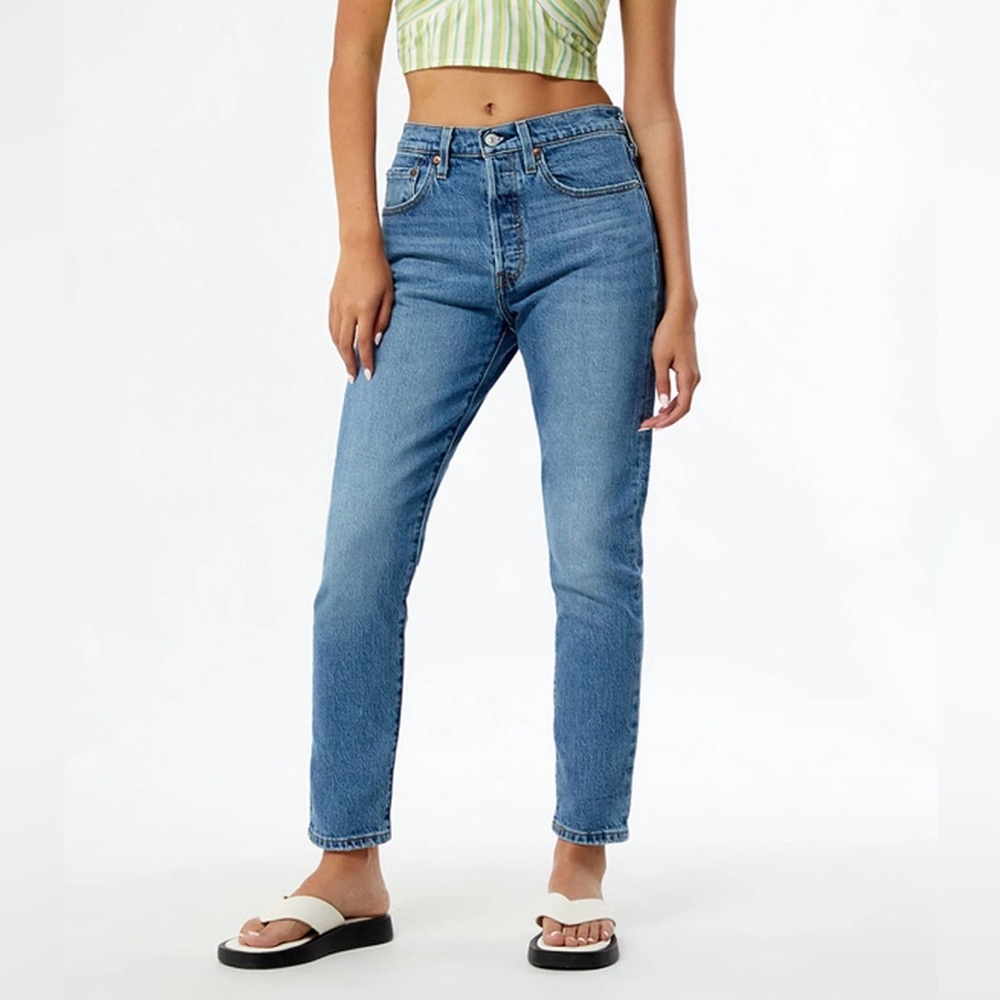 Medium Wash Levi 501 Jeans